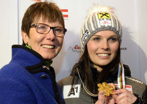 Annemarie Moser-Pröll mit Anna Veith bei der WM 2015