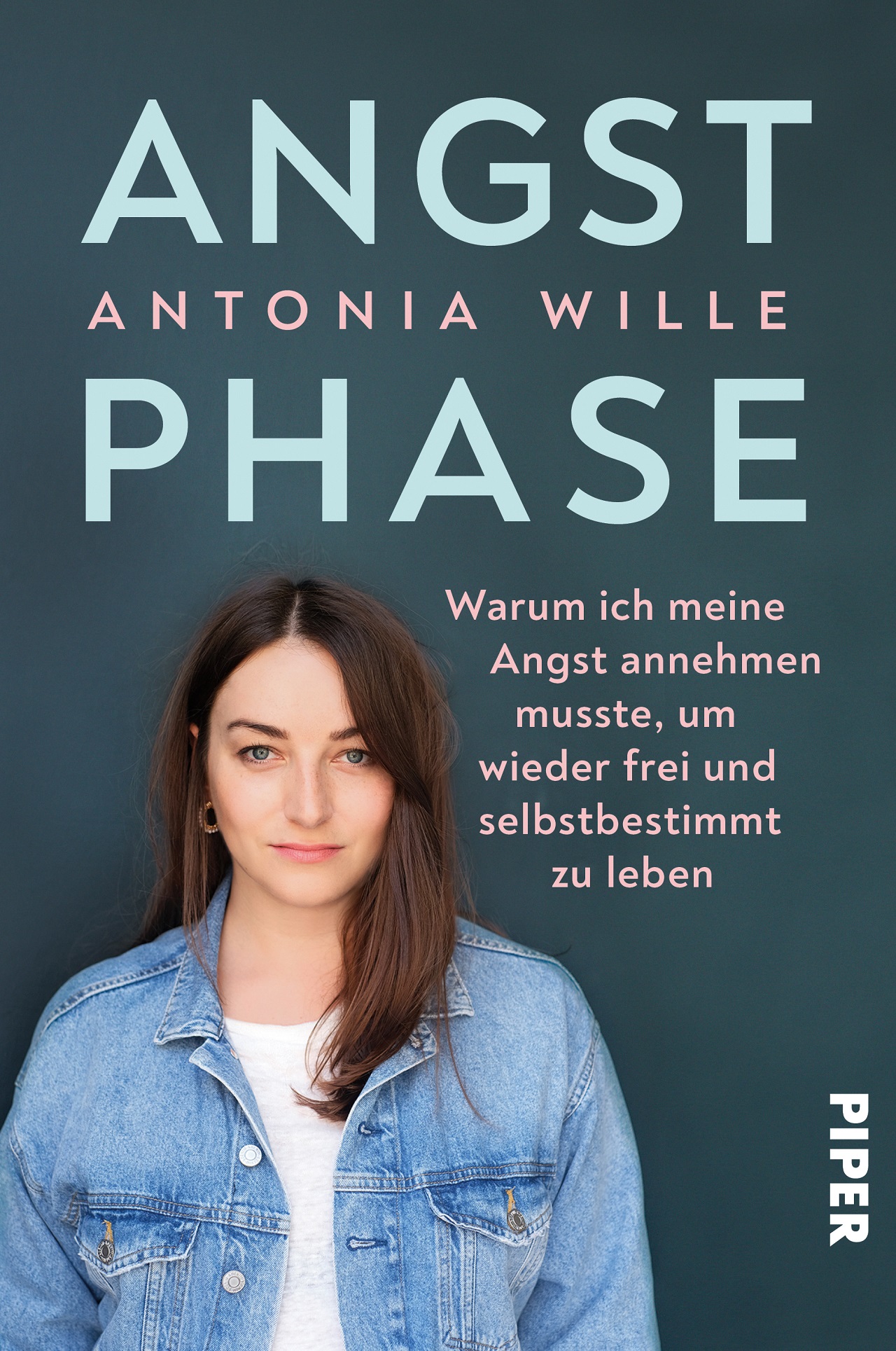 Antonia Wille hat längere Haare und ist am Cover ihres Buches ernst.