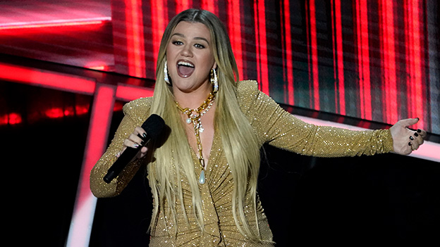 Sängerin Kelly Clarkson in einem goldenen Kleid
