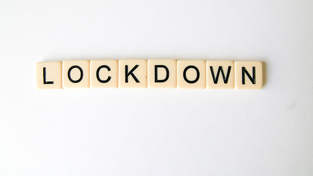 "Lockdown" geschrieben mit Scrabble-Steinen