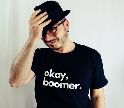 Junger Mann mit "Okay, Boomer"-T-Shirt