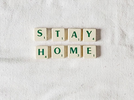 "Stay Home" geschrieben mit Scrabble-Steinen