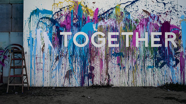 Bunte Wand mit "Together"-Schriftzug