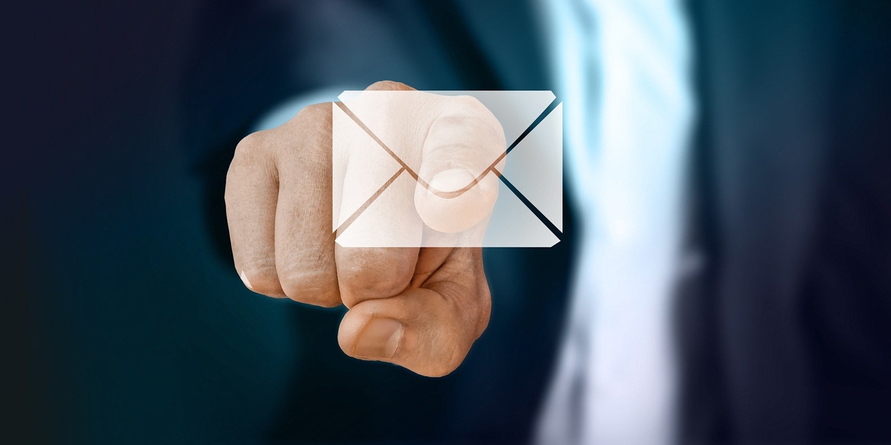 Person zeigt mit einem Finger auf eine E-Mail