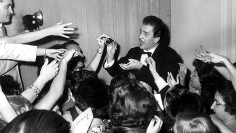 Sänger Domenico Modugno umringt von Fans 1958