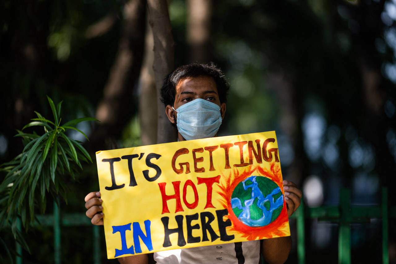 Teilnehmer einer Fridays for Future Demon in Neu Delhi im September 2020 hält ein Schild mit der Aufschrift: "It's getting hot in here"