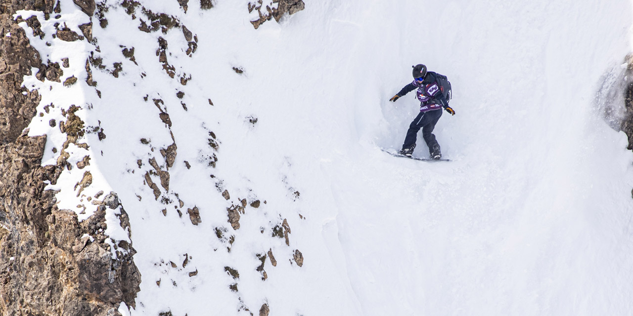 Snowboarderin Manuela Mandl in einer sehr steilen Rinne
