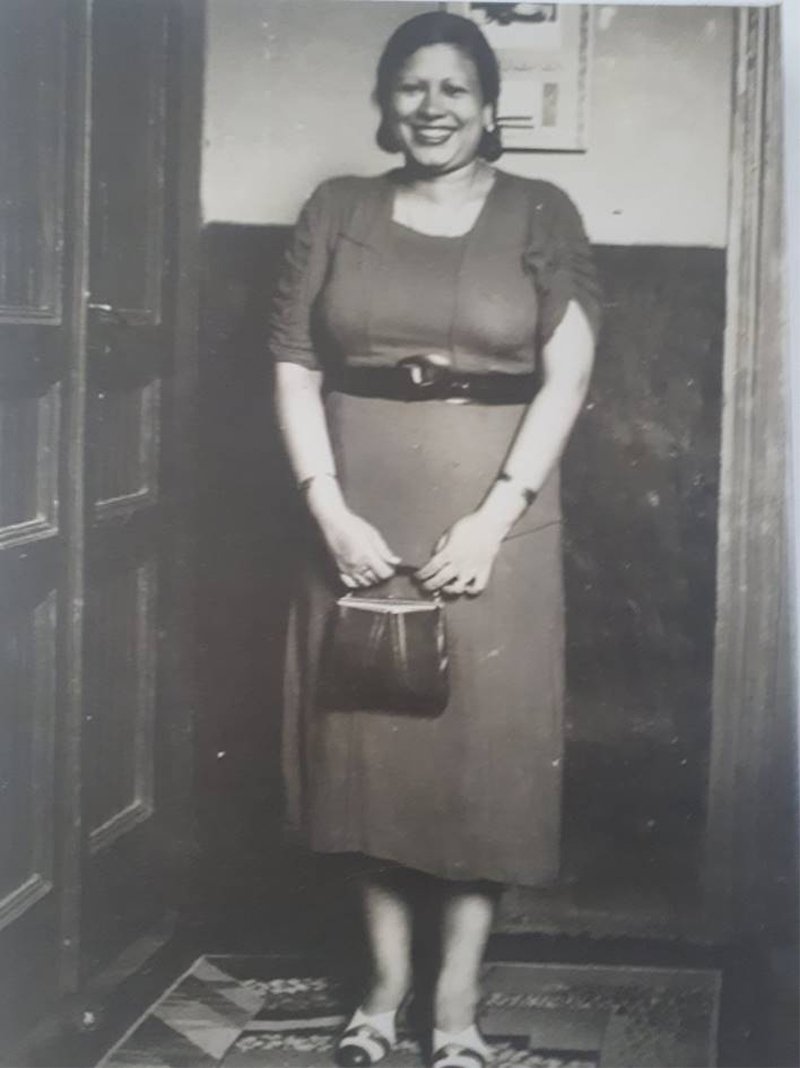 Foto von Riems Großmutter. Sie lacht und hält eine Handtasche