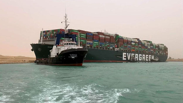 Steckengebliebenes Containerschiff im Suezkanal