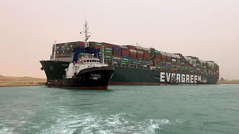 Containerschiff steckt im Suez-Kanal
