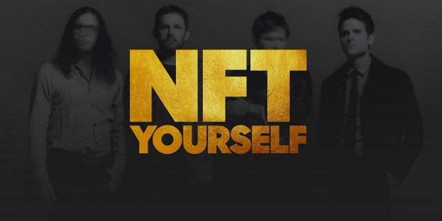Kings of Leon mit einem Sticker mit der Aufschrift "NFT Yourself"