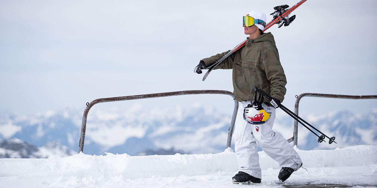 Matej Svancer trägt seine Ski