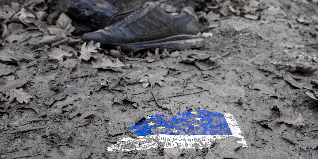 EU-Flagge im Schlamm