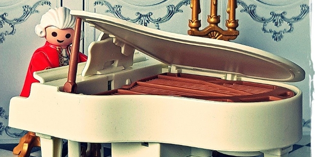 Playmobilfigur von Wolfgang Amadeus Mozart am Klavier