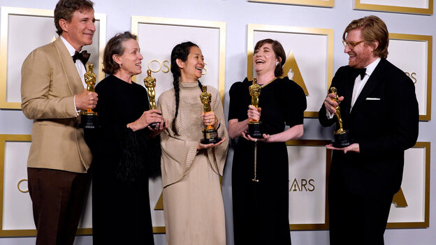Das Team von "Nomadland" mit ihren Oscars