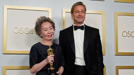 Schauspieler Brad Pitt posiert mit der koreanischen Schauspielerin Yuh-Jung Youn und ihrem Oscar als beste Nebendarstellerin in "Minari"