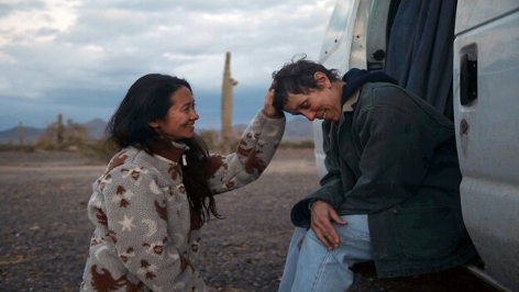 Regisseurin Chloe Zhao und Schauspielerin Frances McDormand am Set von "Nomadland"