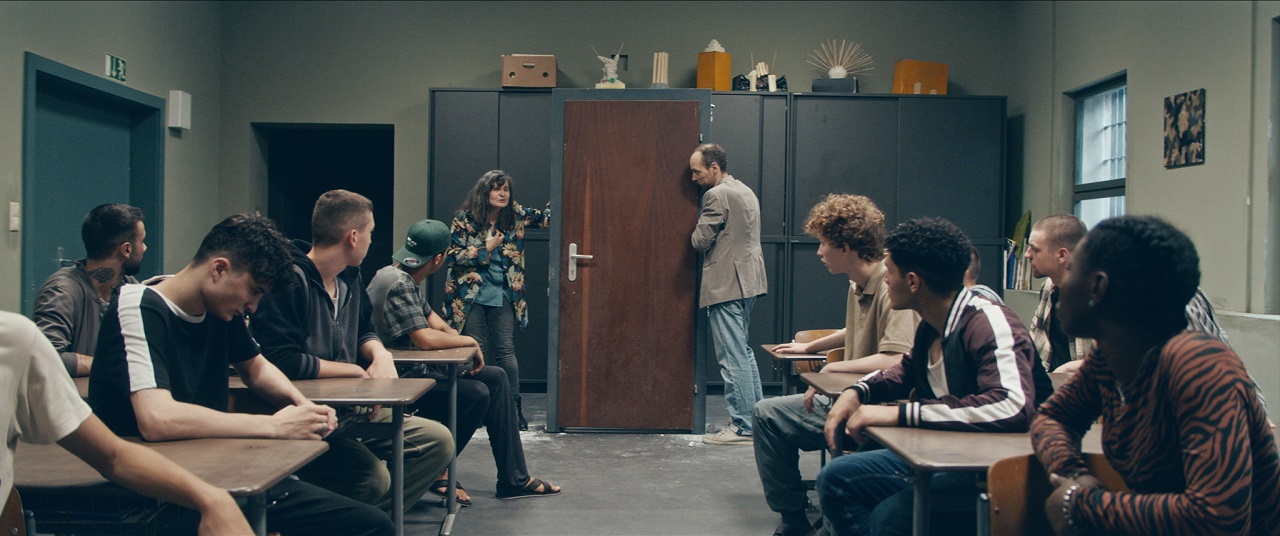 Maria Hofstätter und Aleksandar Petrović in einem Klassenzimmer in einer Haftanstalt im Film "Fuchs im Bau".