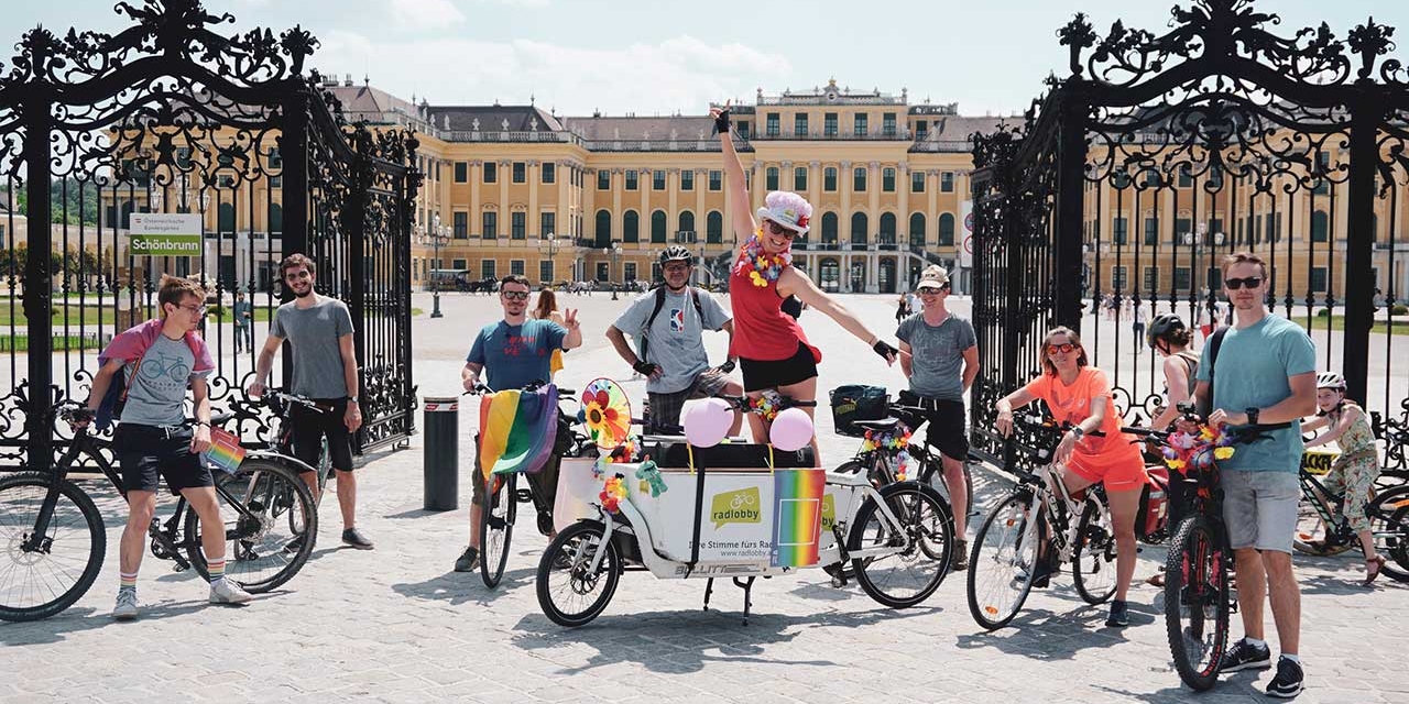 Fensterparade in Wien, Menschen, Fahrräder, Regenbogenfahnen