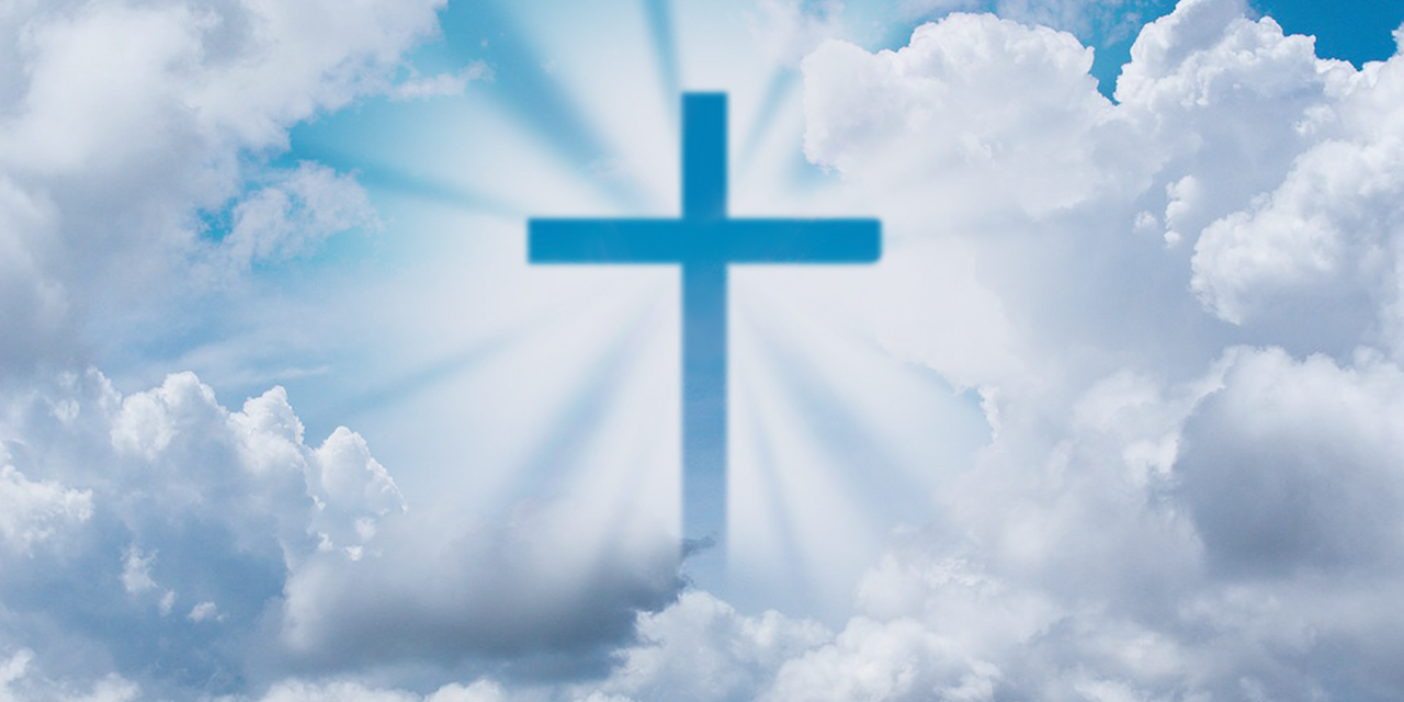 Kreuzsymbol im Himmer mit Wolken