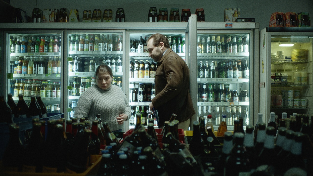 Barbara Colceriu im Kurzspielfilm "Liebe, Pflicht & Hoffnung" als Aushilfe in einem Berliner Späti.