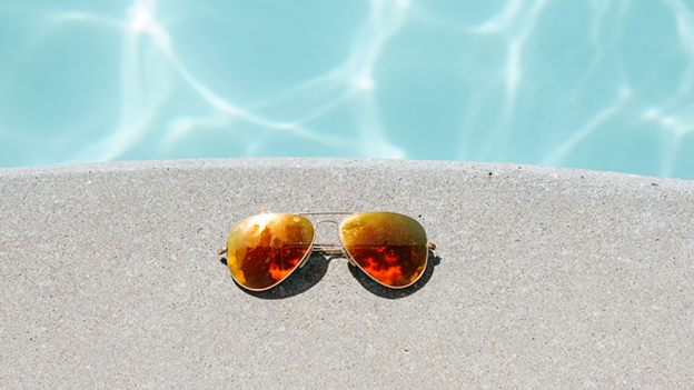 Sonnenbrille am Pool