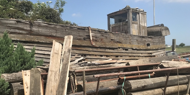 Auf Grund gelaufenes, altes Holzboot