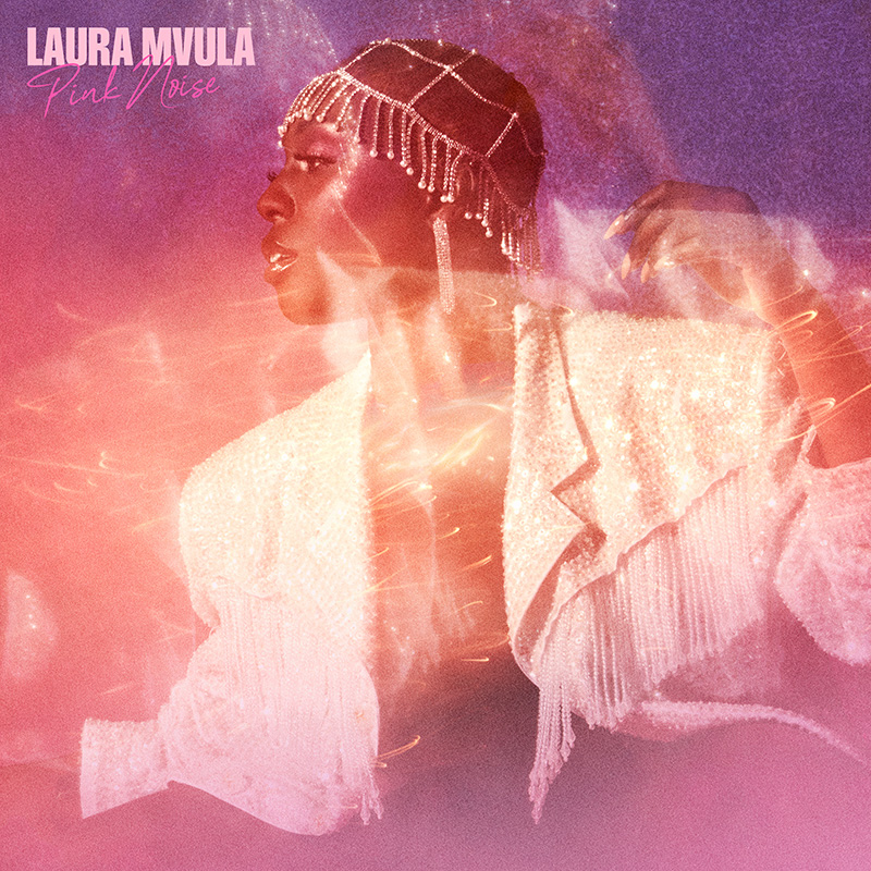 Laura Mvula im pinken Rüschenkleid und das Cover ihres neuen Albums "Pink Noise"