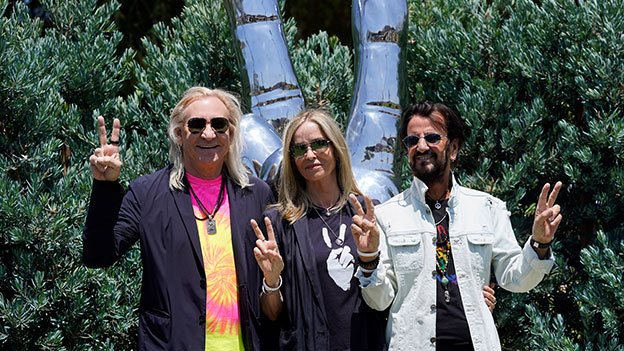Ringo Starr mit Frau und Freund vor dem Peace & Love-Denkmal in Beverly Hills