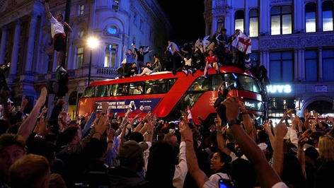 Menschen in London feiern den EM-Final-Einzug Englands 