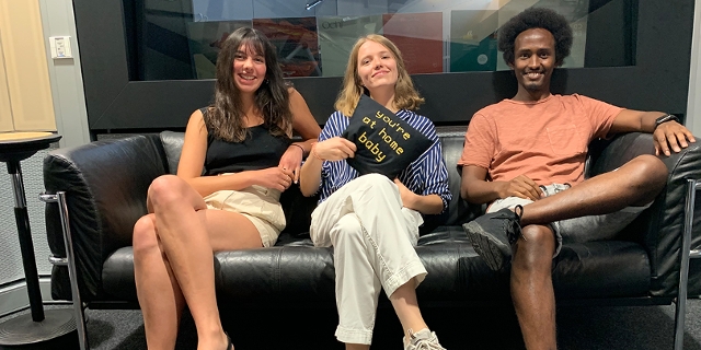 Pauline Binder mit ihre Gästen Abdi und Gloria zum Podcast "Anfang 20"