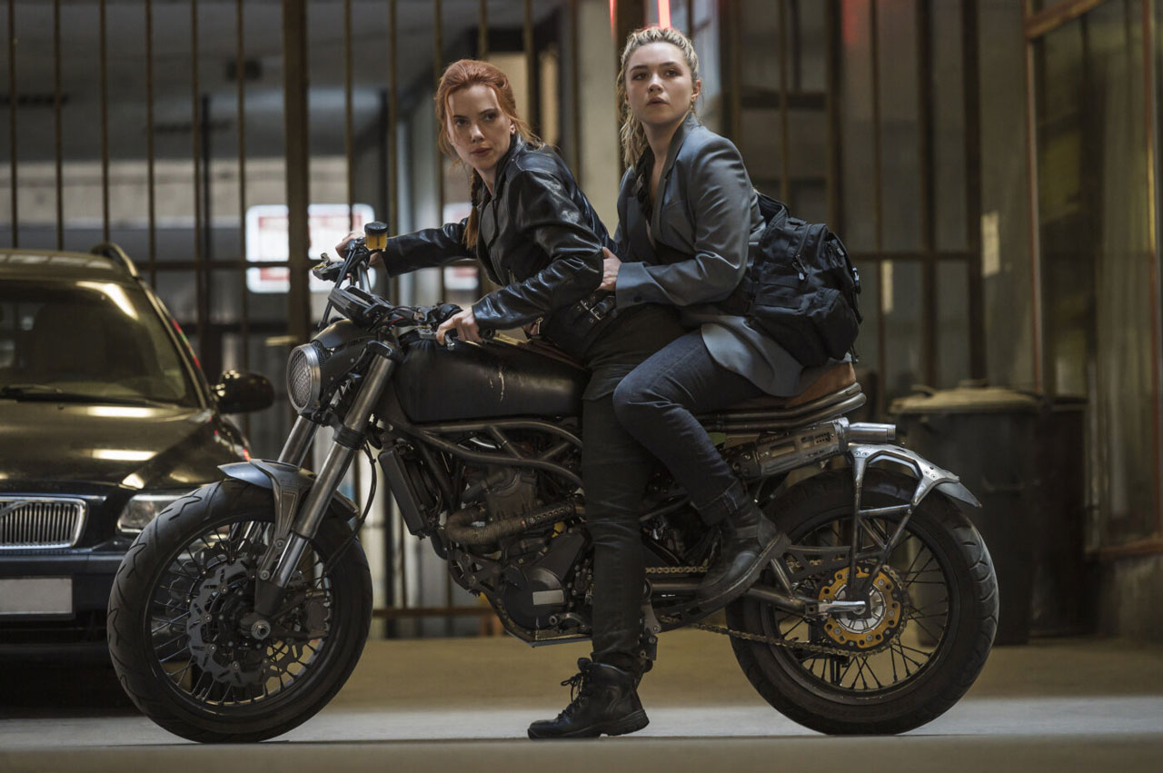 Zwei Frauen auf einem Motorrad