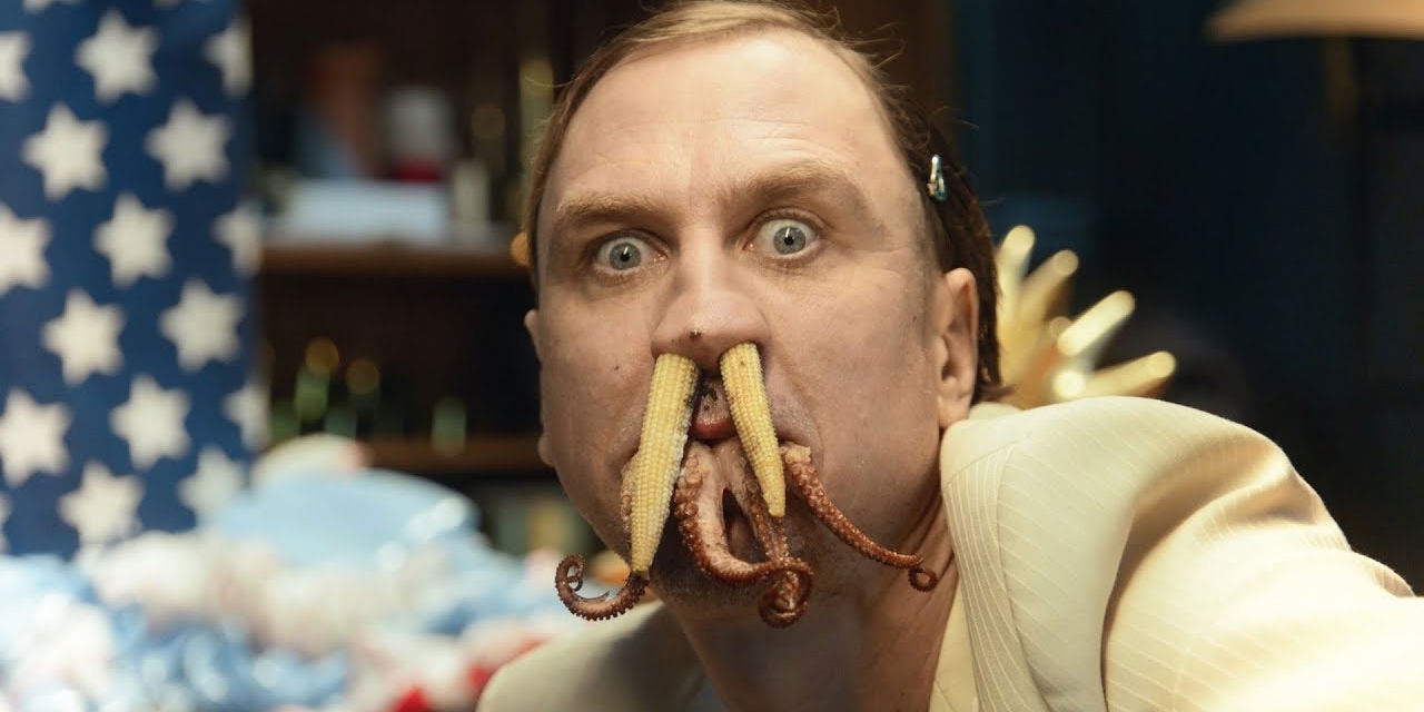 Lars Eidinger mit Tintenfischtentakeln in der Nase im Deichkind-Video von "Richtig gutes Zeug"