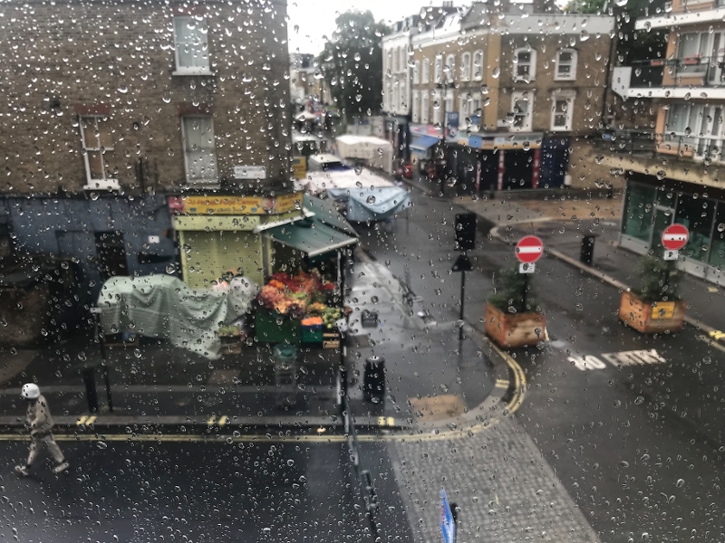 Blick auf Londoner Straße durch regennasses Fenster