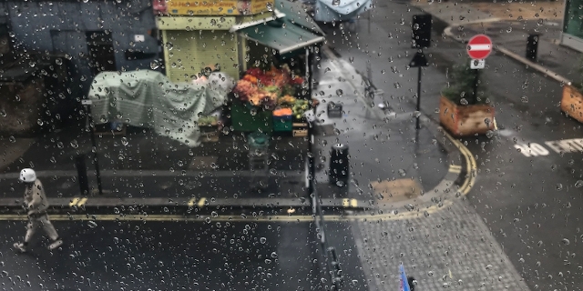 Blick auf Londoner Straße durch regennasses Fenster