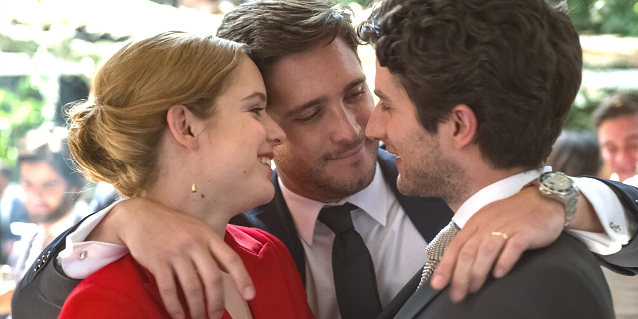 Ein Bruder umarmt seine Schwester und deren Bräutigam, sie lächeln. Szene aus "New Order" von Michel Franco.