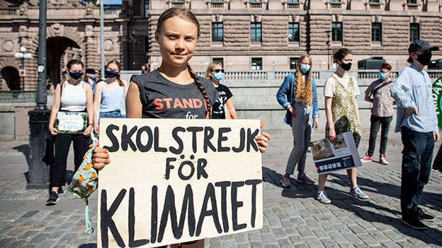 Greta Thunberg in Stockholm im Juli 2021 mit einem "Schulstreik für das Klima"-Schild