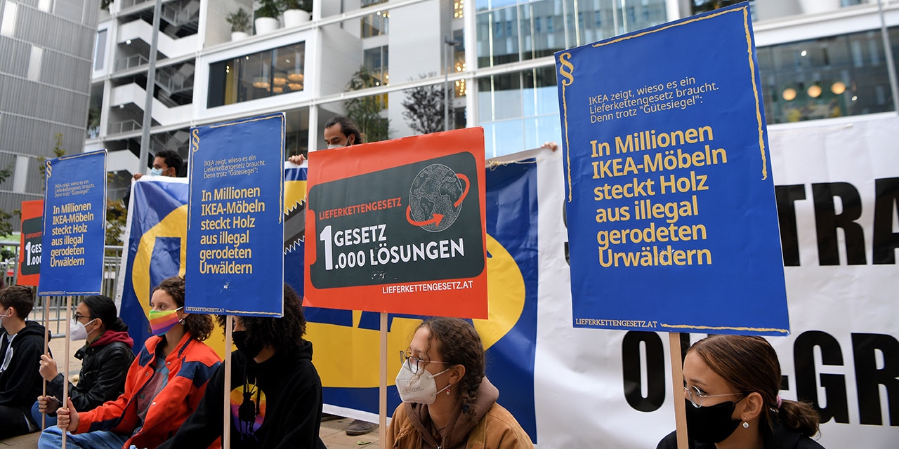 Demonstrant*innen vor dem Wiener-Innenstadt-IKEA
