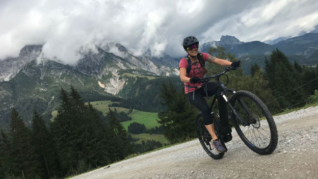 Ö3-Reporterin Veronika Kratochwil auf dem E-Bike