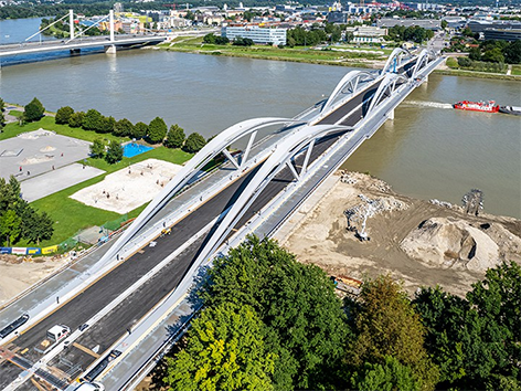 Neue Eisenbahnbrücke in Linz
