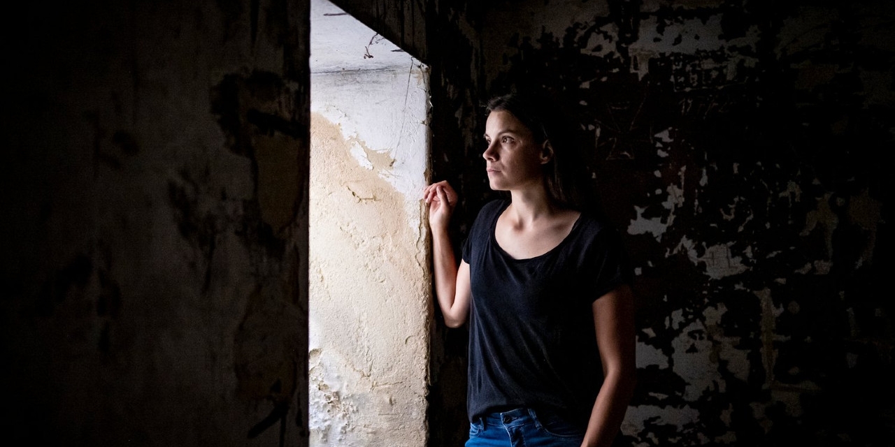 Autorin Didi Drobna in einer Ruine der alten Munitionsfabrik im Hirtenberger Wald
