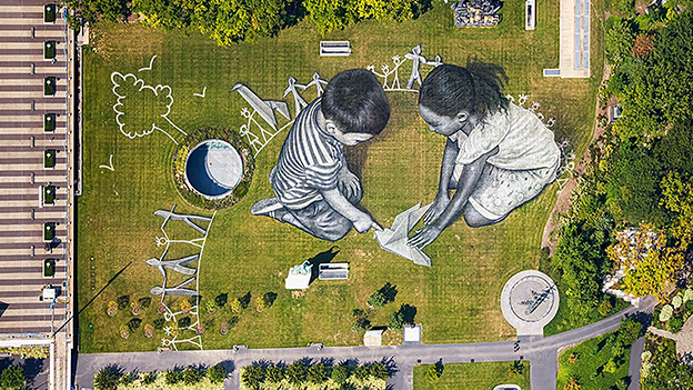 Bild des schweizerisch-französische Künstler Saype auf den Rasen vor dem UN-Hauptgebäude