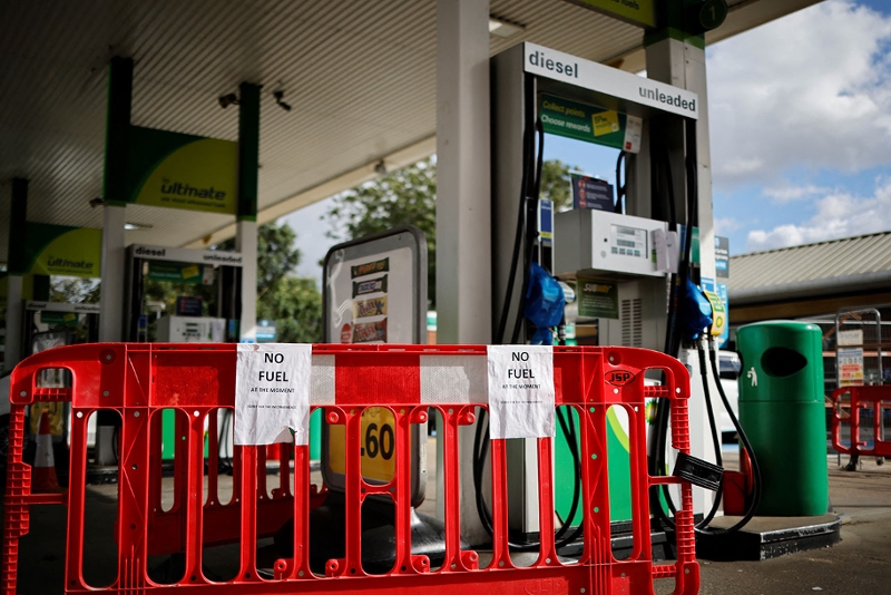 Leere Tankstelle mit Schildern "No Fuel"