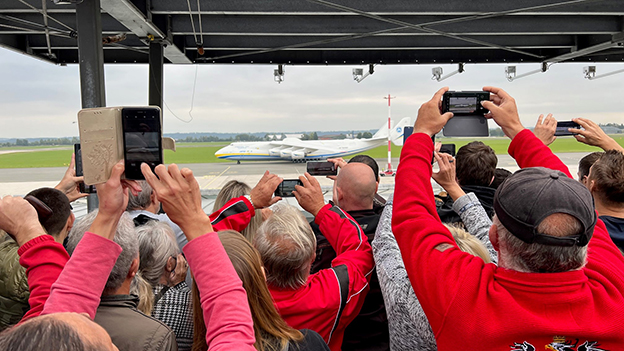 Größtes Flugzeug der Welt in Linz gelandet