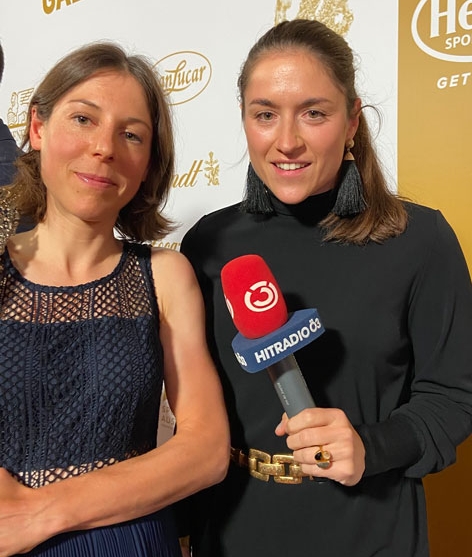 Ö3-Repoterin Veronika Kratochwil mit Olympiasiegerin und Sportlerin des Jahres Anna Kiesenhofer