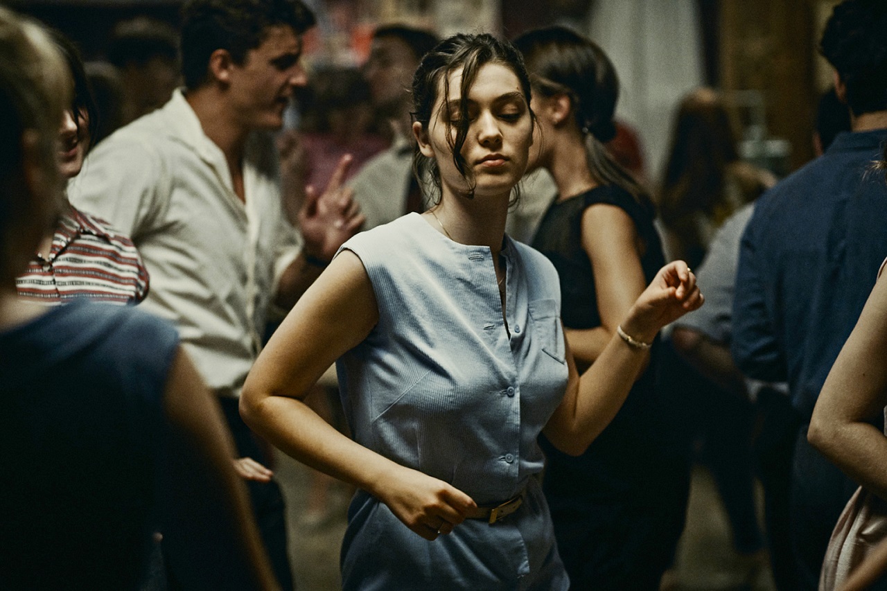 Anamaria Vartolomei tanzt, eine Szene aus "L'événement".