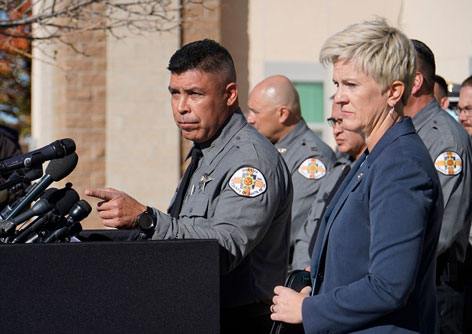 Sheriff  Adan Mendoza mit Bezirksstaatsanwältin Mary Carmack-Altwies bei der Pressekonferenz