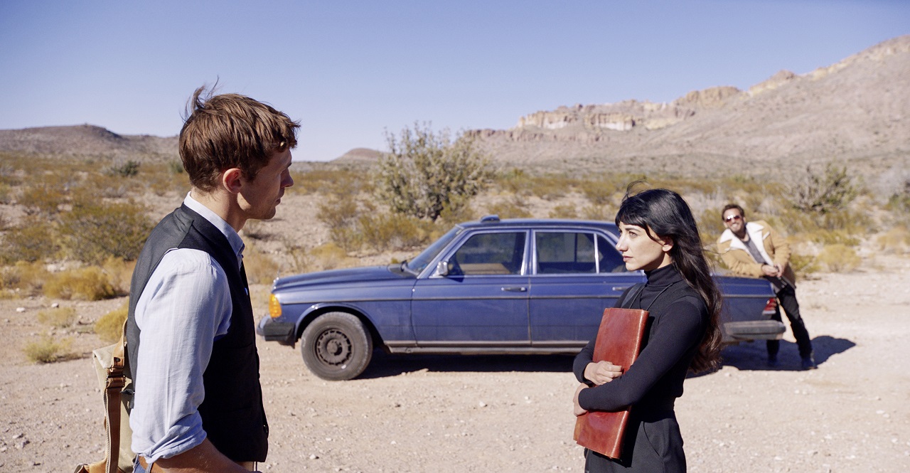 Szene aus "Land of Dreams": Zwei Männer und ein Mann mit einem alten Mercedes in der Steppe.