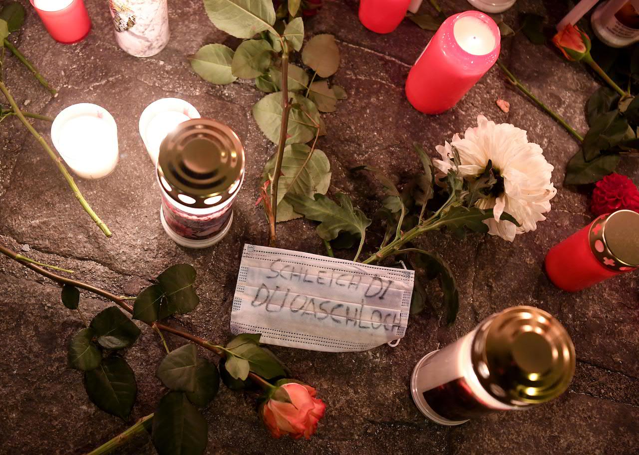 Gedenkstein und Kerzen für die Opfer des Terroranschlags in Wien