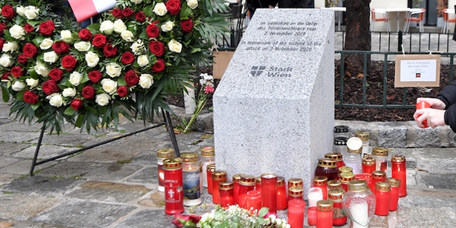 Gedenkstein und Kerzen für die Opfer des Terroranschlags in Wien